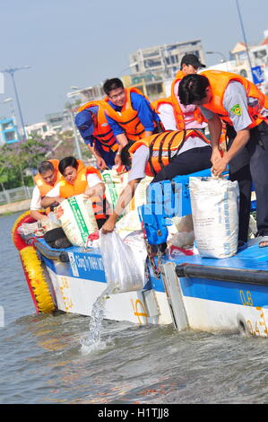 Ho Chi Minh Ville, Vietnam - le 24 avril 2015 : Les poissons sont conservés dans des sacs en plastique se préparent à être publié dans la rivière Saigon Dans l Banque D'Images