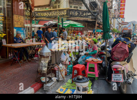 Les vendeurs et les clients de Chinatown Bangkok Thaïlande Banque D'Images