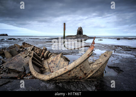 L'épave de l'amiral von Tromp sur les rochers de la Baie d'Saltwick, Whitby, au Royaume-Uni. Banque D'Images