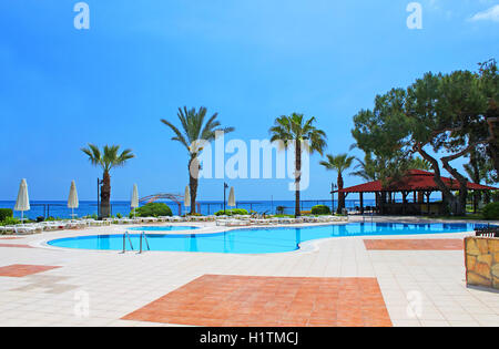 Piscine près de la mer Méditerranée à Antalya, Turquie Banque D'Images