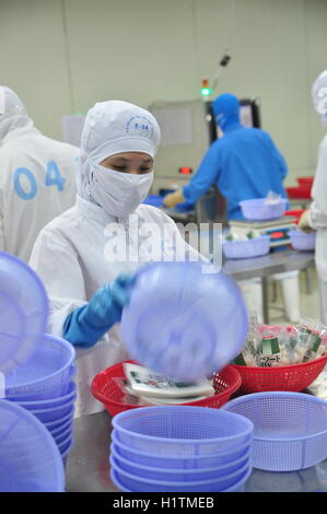 Vung Tau, Vietnam - 9 décembre 2014 : Les travailleurs sont pour l'exportation de produits d'emballage de fruits de mer dans une usine au Vietnam Banque D'Images