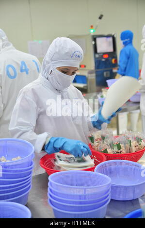 Vung Tau, Vietnam - 9 décembre 2014 : Les travailleurs sont pour l'exportation de produits d'emballage de fruits de mer dans une usine au Vietnam Banque D'Images