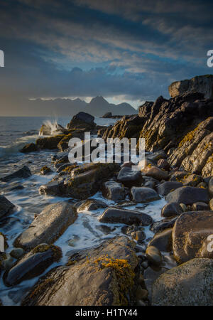 Vue vers la montagnes Cuillin de la plage à Elgol sur l'île de Skye, Écosse, Royaume-Uni Banque D'Images