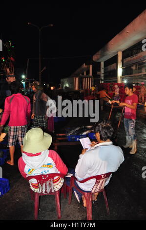 Nha Trang, Viêt Nam - Février 21, 2013 : Les poissons sont recueillies et triés dans des paniers avant le chargement sur le camion à la Banque D'Images