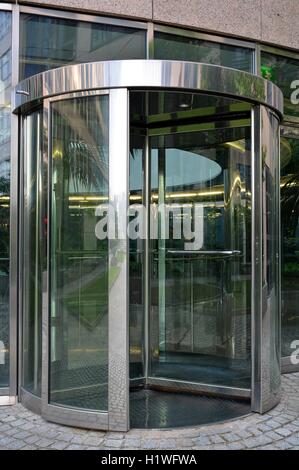 La porte tournante moderne que l'entrée d'immeuble de bureaux ou hôtel Banque D'Images