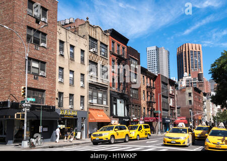 Taxis sur Lexington Avenue, boutiques, commerces indiens, Murray Hill, New York City 2016, États-Unis Banque D'Images