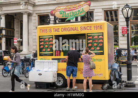 Nathan's Hot Dog Stand de trottoir, NYC, USA Banque D'Images