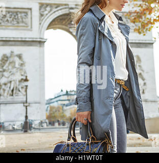 Automne élégant à Paris. pensive femme moderne en trench coat près de l'Arc de Triomphe à Paris, France Banque D'Images