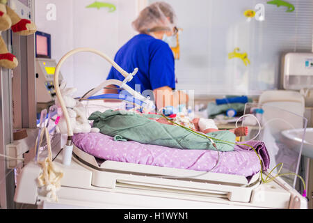 Bébé nouveau-né placé sous assistance respiratoire, service de pédiatrie, Hôpital de Bordeaux, France. Banque D'Images