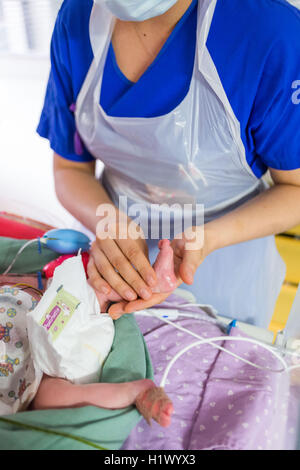 Bébé nouveau-né placé sous assistance respiratoire. Banque D'Images