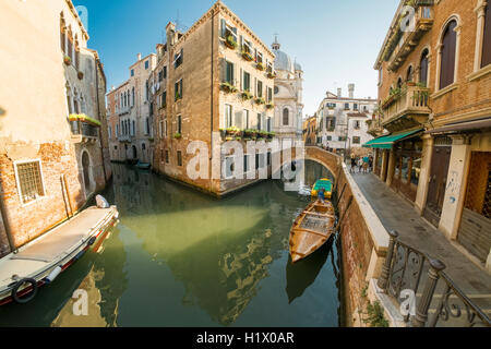 Photos grand angle dans les canaux de Venise. Banque D'Images