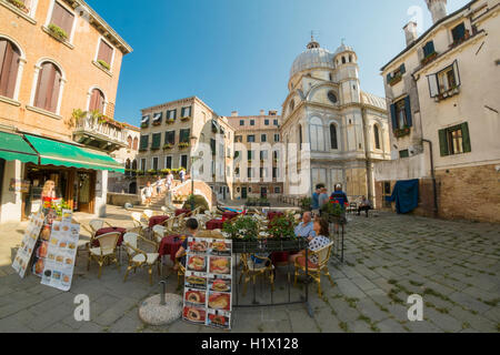 Un restaurant sur une place de Venise. Banque D'Images