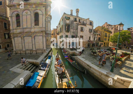 Photos grand angle dans les canaux de Venise. Banque D'Images