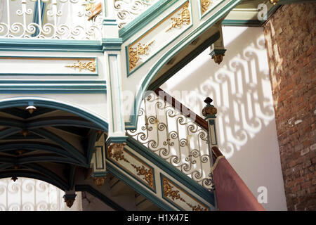 Détail de l'intérieur d'escalier escalier et les ombres, la lumière, les reflets et répétition de motifs sur des murs blancs et façade en brique, Manhattan, New York Banque D'Images