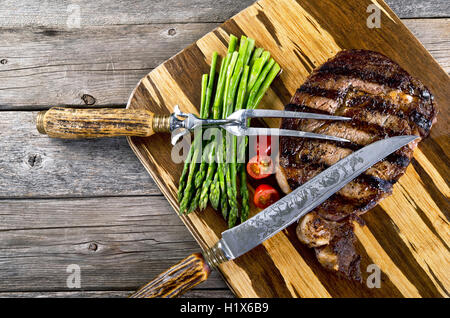 Bifteck de faux-filet grillés frais prêts à manger avec des prix pour votre type. Banque D'Images