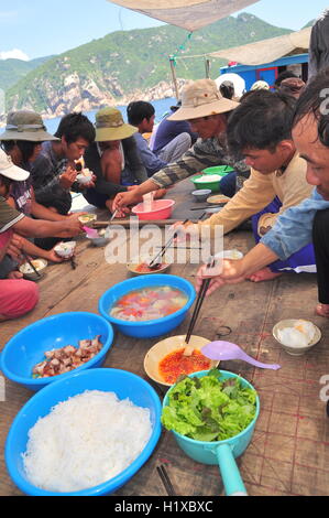 Nha Trang, Vietnam - Mai 4, 2012 : déjeuner de pêcheur sur le bateau de pêche au thon dans la mer de la baie de Nha Trang Banque D'Images