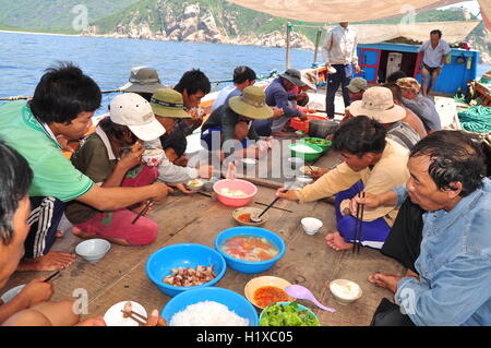 Nha Trang, Vietnam - Mai 4, 2012 : déjeuner de pêcheur sur le bateau de pêche au thon dans la mer de la baie de Nha Trang Banque D'Images