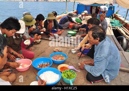 Nha Trang, Vietnam - Mai 4, 2012 : déjeuner de pêcheur sur le bateau de pêche au thon dans la mer de la baie de Nha Trang Banque D'Images
