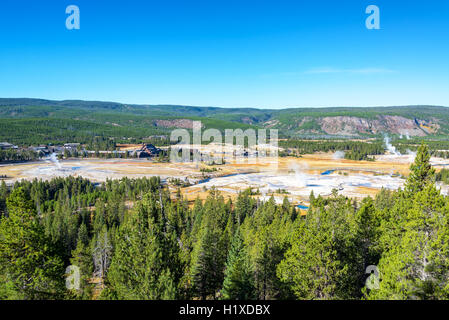 Vue magnifique sur le paysage de la partie supérieure de geyser Basin dans le Parc National de Yellowstone Banque D'Images