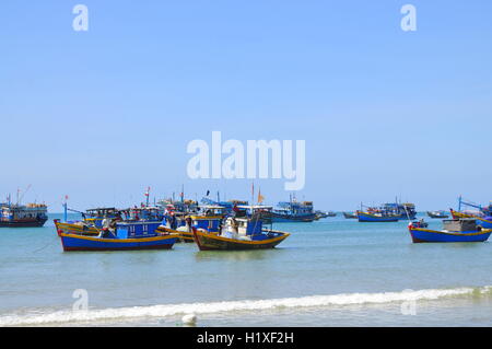 Lagi, Vietnam - 26 Février 2012 : les bateaux de pêche locaux sont dans l'amarrage Lagi beach Banque D'Images