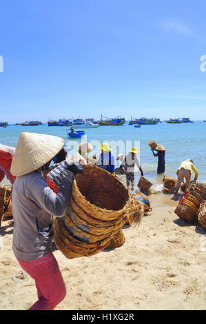 Lagi, Vietnam - 26 Février 2012 : les femmes locales sont le nettoyage leurs paniers qui ont été utilisés pour le transport de poissons de la voile Banque D'Images