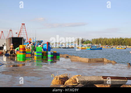 Lagi, Vietnam - 26 Février 2012 : Les hommes de nettoyage sont leurs paniers qui ont été utilisés pour le transport du bateau à poissons Banque D'Images