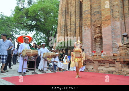 Nha Trang, Viêt Nam - Juillet 11, 2015 : l'exécution d'une danse folklorique traditionnelle de Champa au temple Ponagar à Nha Trang Banque D'Images