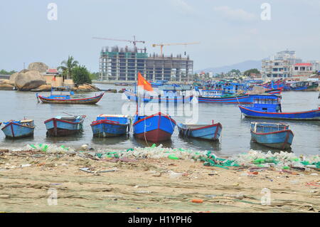 Nha Trang, Viêt Nam - Juillet 11, 2015 : l'assainissement des taudis sous le pont de la ville de Nha Trang Banque D'Images