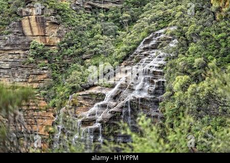 Cascade dans les belles montagnes bleues à l'ouest de Sydney Banque D'Images