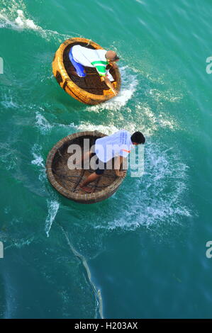 Nha Trang, Viêt Nam - Juillet 14, 2015 : les pêcheurs sont racing par bateaux panier dans la mer de la baie de Nha Trang Banque D'Images