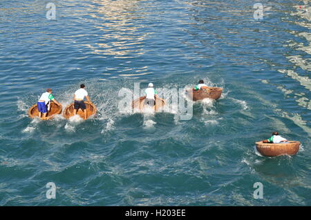 Nha Trang, Viêt Nam - Juillet 14, 2015 : les pêcheurs sont racing par bateaux panier dans la mer de la baie de Nha Trang Banque D'Images