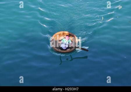 Nha Trang, Viêt Nam - Juillet 14, 2015 : les pêcheurs sont racing par bateaux panier dans la mer de la baie de Nha Trang Banque D'Images