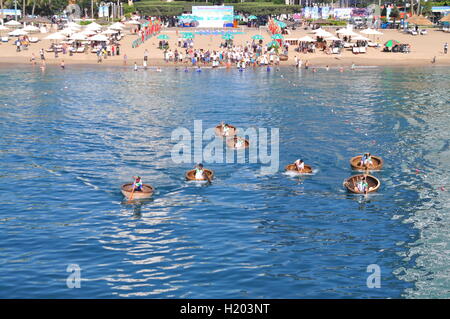 Nha Trang, Viêt Nam - Juillet 14, 2015 : les pêcheurs sont racing par bateaux panier dans la mer de la baie de Nha Trang Banque D'Images