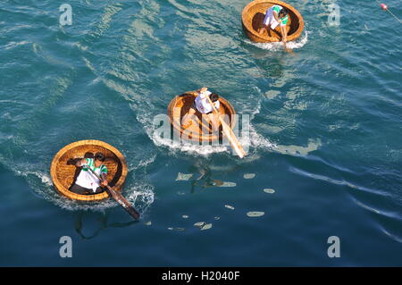 Nha Trang, Viêt Nam - Juillet 14, 2015 : les pêcheurs sont racing par bateaux panier dans la mer de la baie de Nha Trang Banque D'Images