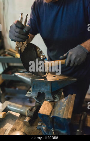 Faussaire marteler metal en atelier Banque D'Images