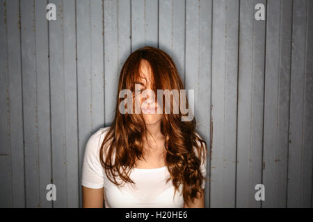 Jeune femme rousse avec des cheveux ébouriffés Banque D'Images