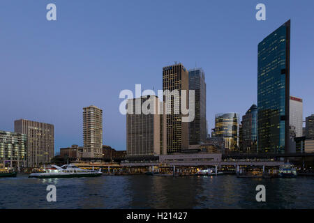 Coucher de soleil sur le traversier et les terminaux ferroviaires à Circular Quay Sydney Australie Banque D'Images