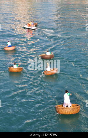 Nha Trang, Viêt Nam - Juillet 14, 2015 : les pêcheurs sont racing par bateaux panier dans la mer de la baie de Nha Trang Banque D'Images