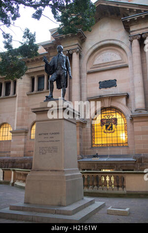 Statue de Matthew Flinders en dehors de la bibliothèque Mtchell sur Macquarie Street Sydney Australie Banque D'Images