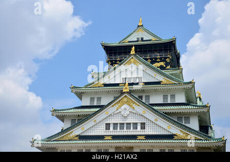 Shachi-Gawara statue (Roof tile dans la forme de la légendaire, comme le poisson-dauphin) à au sommet du Château d'Osaka le 10 juillet 2015 à Osaka, Banque D'Images