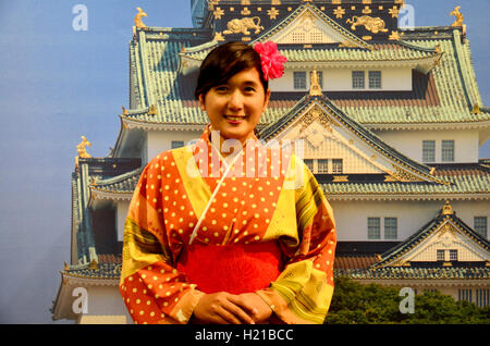 Traveler femme thaïlandaise portant robe kimono japonais traditionnel pour prendre une photo avec l'image du château d'Osaka à Osaka à l'intérieur ca Banque D'Images