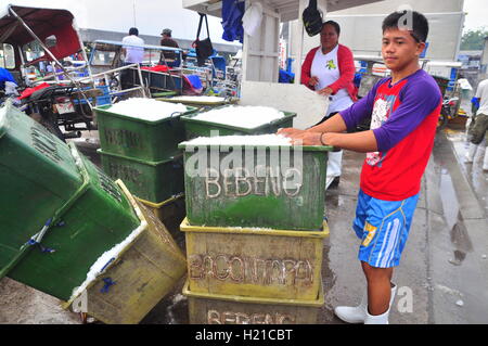 General Santos, Philippines - 5 septembre 2015 : Les travailleurs sont de glace à l'église Saint-Joseph Banque D'Images