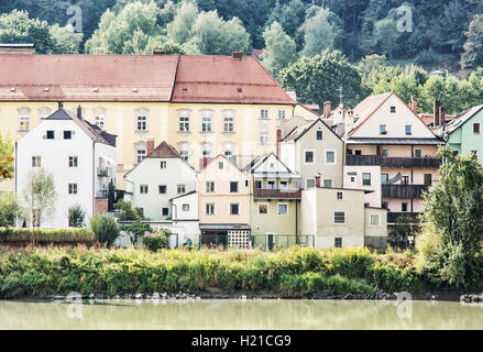 Belles maisons anciennes au bord de l'eau à Passau, Allemagne. Destination de voyage. Bel endroit. Banque D'Images