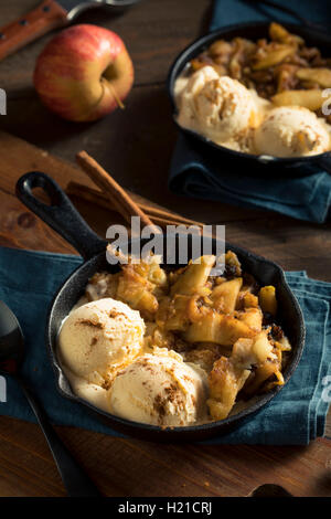 Pommes-cannelle sautées maison avec de la crème glacée Banque D'Images