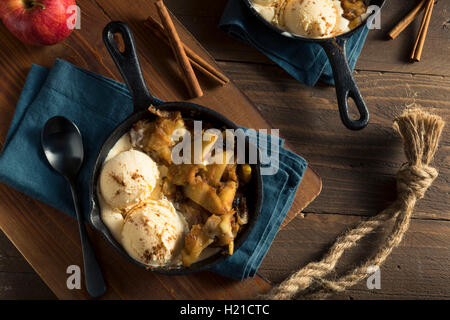 Pommes-cannelle sautées maison avec de la crème glacée Banque D'Images