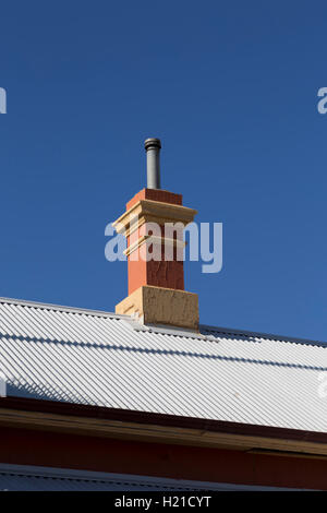 Détail de la cheminée sur le toit en tôle ondulée de l'historique gare ferroviaire Koser Koser New South Wales Australie Banque D'Images