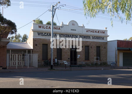 Wilcannia Athenaeum (1883) l'ancienne bibliothèque maintenant l'Athenaeum Wilcannia Pioneer Museum , Australie Banque D'Images