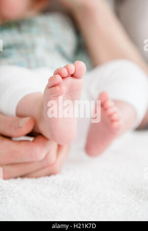 6 mois à pieds de la jeune fille. Banque D'Images