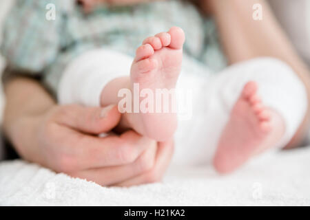 6 mois à pieds de la jeune fille. Banque D'Images