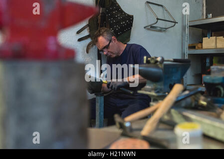 Faussaire marteler metal en atelier Banque D'Images